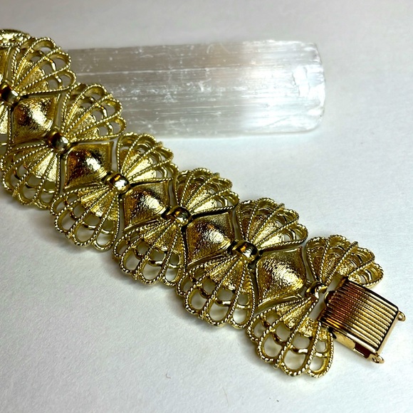 Vintage Signed Coro Goldtone Bow Bracelet - Picture 5 of 7